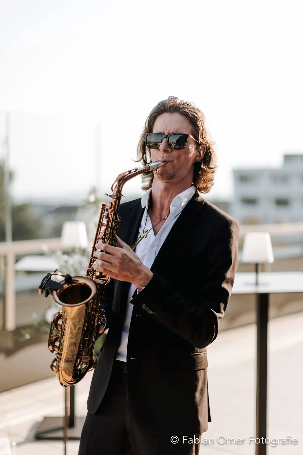 Saxophonist beim Sektempfang einer Hochzeit