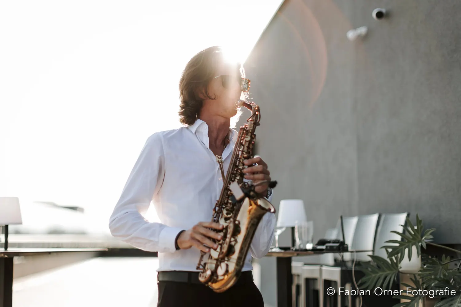 Saxophonist im Gegenlicht bei einer Hochzeit in Wien