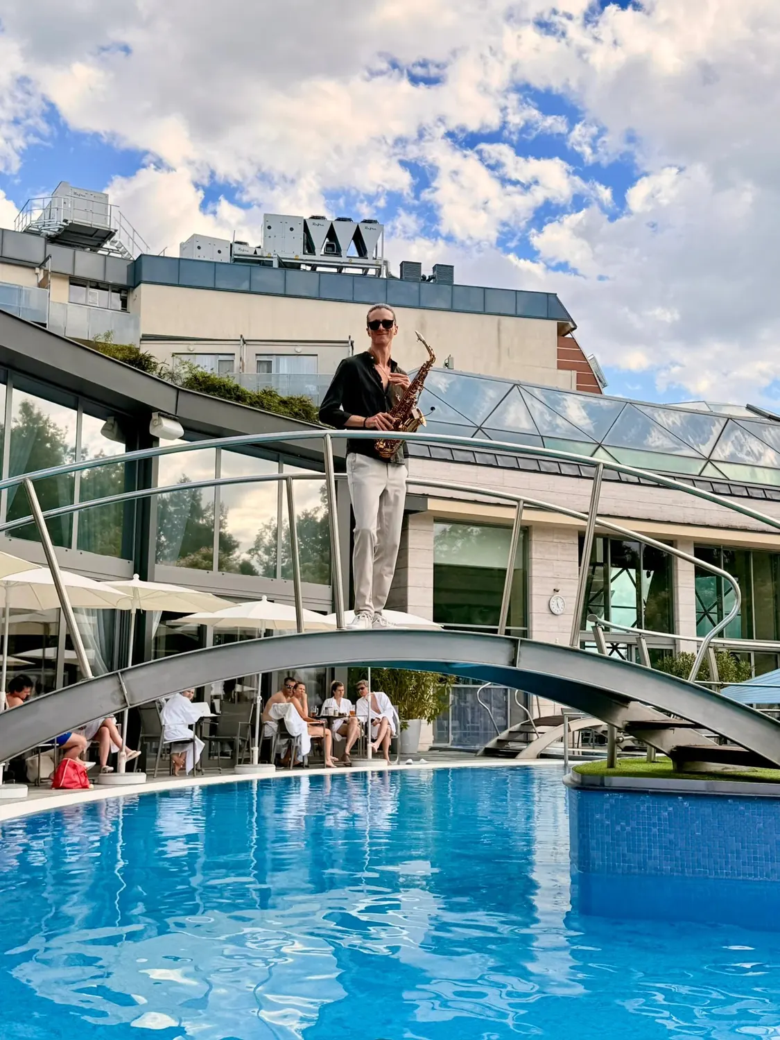 Live-Saxophon am Hotelpool