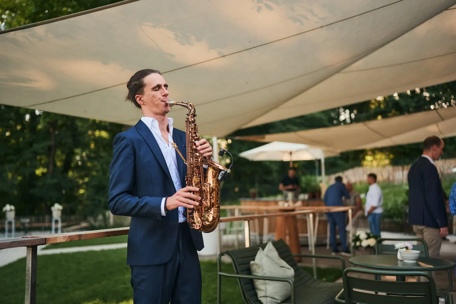Live-Saxophon auf einer Hotelterrasse
