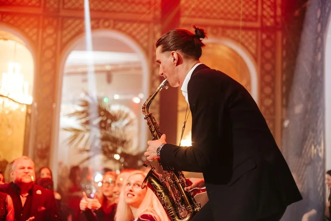 Saxophonist ZsombiSax live bei einer Gala im Palais in Wien