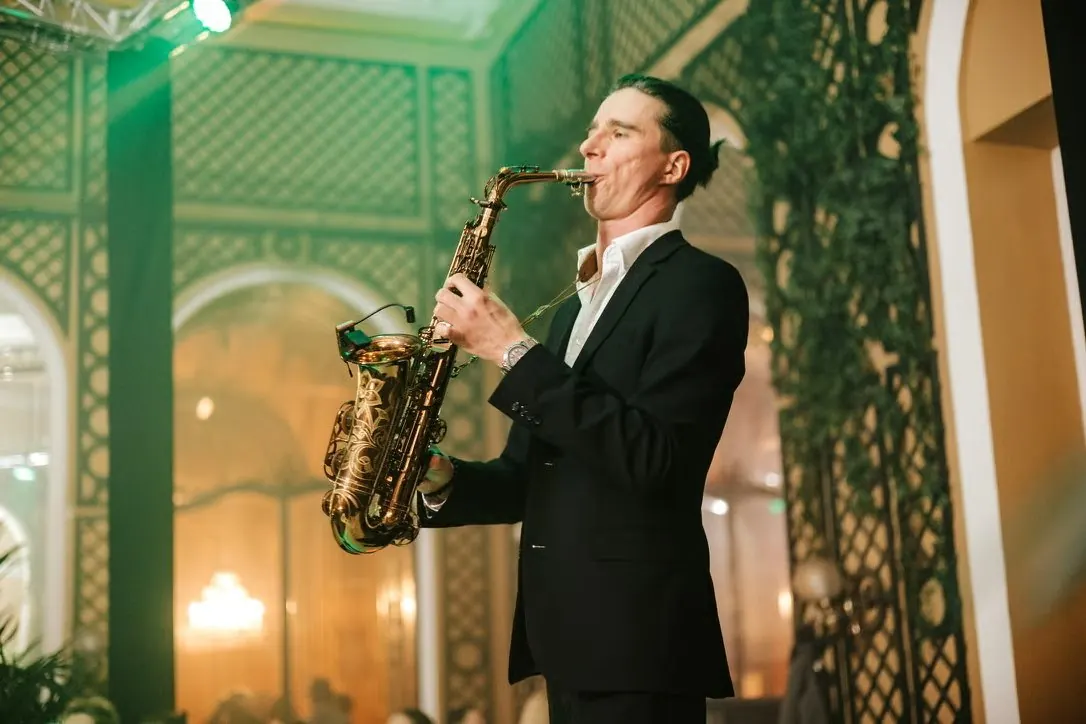 Saxophonist live bei einer Gala im Palais